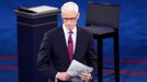 Moderátor Anderson Cooper před začátkem druhé debaty prezidentských kandidátů Hillary Clintonové a Donalda Trumpa.