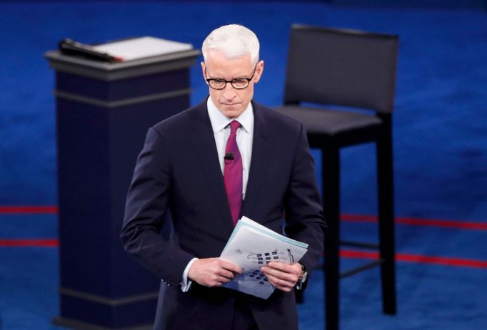 Moderátor Anderson Cooper před začátkem druhé debaty prezidentských kandidátů Hillary Clintonové a Donalda Trumpa.