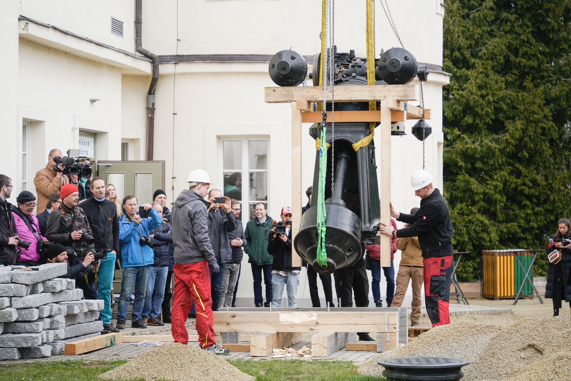 Fotogalerie / Štefánikova hvězdárna / Tak vypadalo demontování největšího dalekohledu Štefánikovy hvězdárny / 6. 4. 2022 / Praha