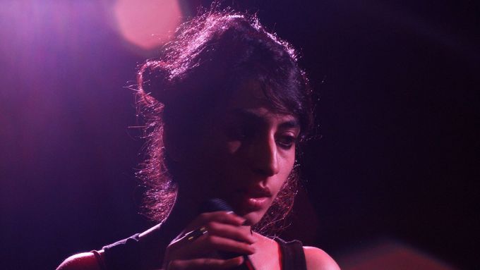Ve skladbě Udhero Na od Arooj Aftab účinkuje známá indická hráčka na sitár Anoushka Shankar. Foto: Vishesh Sharma