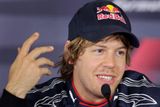 Spokojený Vettel rozdával na tiskové konferenci úsměvy na všechny strany.
