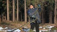 31-year old Jana Facunová is trying to support her family of five by earning some bucks in the forests of Krušné hory. "I was trained as a cook and waitress. I call somewhere and they tell me they have, say, two vacancies, come to see us. But as soon as I show up, they tell me the jobs have been taken," says Facunová. "I have a Czech name - but when they see I am Romani, that's the end."