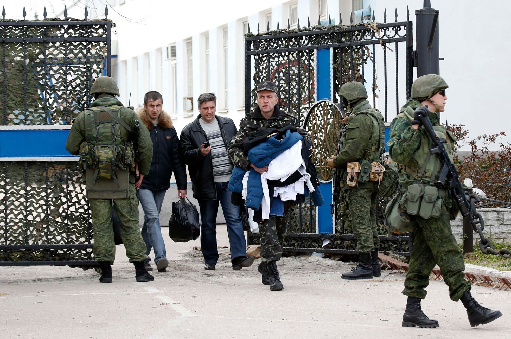 Ukrajinští vojáci opouštějí obsazenou základnu v Sevastopolu