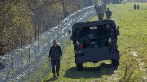 Slovinci začali na hranici s Chorvatskem natahovat dráty. Nezavíráme ji, tvrdí
