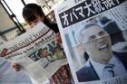 Japonci si čtou v Tokiu speciální vydání tamních novin, které vyšlo u příležitosti Obamova vítězství v prezidentských volbách v USA.