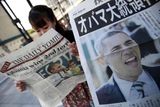 Japonci si čtou v Tokiu speciální vydání tamních novin, které vyšlo u příležitosti Obamova vítězství v prezidentských volbách v USA.