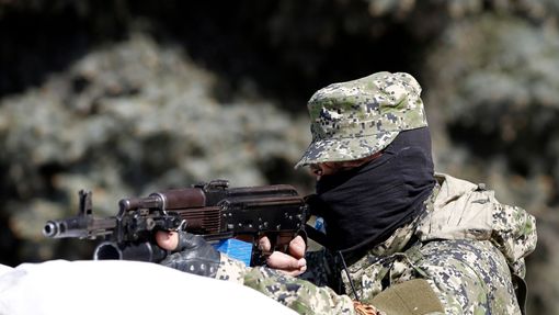 Proruský ozbrojenec u administrativní budovy v  Kosťantynivce. (28. dubna 2014)