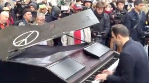 Francouzský pianista zahrál "Imagine" od Johna Lennona na místě pátečního útoku