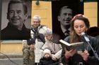 Lidé si připomínají pět let od úmrtí Václava Havla. Mší, čtením i ohrnutými kalhotami