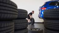 Celoroční pneumatiky tak volí dnes více motoristů, hlavně těch, kteří jimi osadí třeba druhé či třetí auto do rodiny.