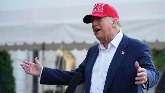 President Donald Trump hovoří u Bílého domu s novináři.