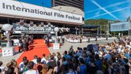 V Karlových Varech začal v pátek další ročník mezinárodního filmového festivalu, a to tradiční promenádou hvězd po červeném koberci.