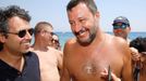 Předseda italské strany Liga Matteo Salvini oslovuje voliče na pláži