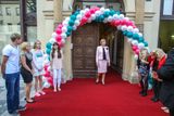 Ředitelka Eva Kudrnová zvolila jako výzdobu pro návštěvu prezidenta barevné balónky. U vchodu bude prezidenta vítat i školní parlament.