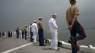 U.S. Marine Corps and navy personnel stand at the rails of the USS Wasp during its entry into New York Harbor for Fleet Week May 23, 2012. REUTERS/Keith Bedford (UNITED STATES - Tags: MILITARY) Published: Kvě. 23, 2012, 8:58 odp.