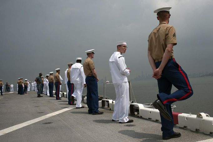 U.S. Marine Corps and navy personnel stand at the rails of the USS Wasp during its entry into New York Harbor for Fleet Week May 23, 2012. REUTERS/Keith Bedford (UNITED STATES - Tags: MILITARY) Published: Kvě. 23, 2012, 8:58 odp.