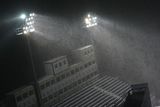 Namísto toho 48 hodin před zahájením šampionátu téměř nepřetržitě sněžilo. V noci na středu napadlo dalších nejméně 15 centimetrů. Pohled na hlavní tribunu na Ještědu.