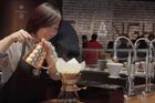 VIDEO: Starbucks sází na Čínu. V Šanghaji otevřel největší kavárnu světa