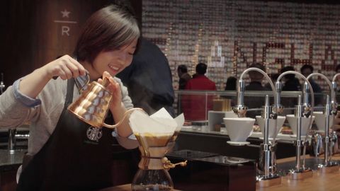 VIDEO: Starbucks sází na Čínu. V Šanghaji otevřel největší kavárnu světa