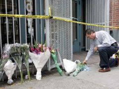 Lidé přinášejí květiny k místu, kde v Seattlu střílel muslimský útočník.