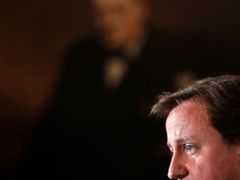 Proti je britský premiér Cameron, který si tak jako jeho předchůdci v úřadě zakládá na co největší nezávislosti své země