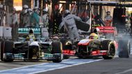 Nico Rosberg (vlevo) v boxech málem "sundal" McLaren Sergia Pérez. Za to dostal pilot Mercedesu trest průjezdu boxy.