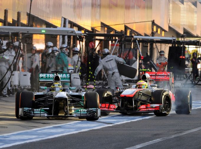 Mercedes Formula One driver Nico Rosberg (L) of Germany disturbs McLaren Formula One driver Sergio Perez of Mexico on the pit lane during the Japanese F1 Grand Prix at th