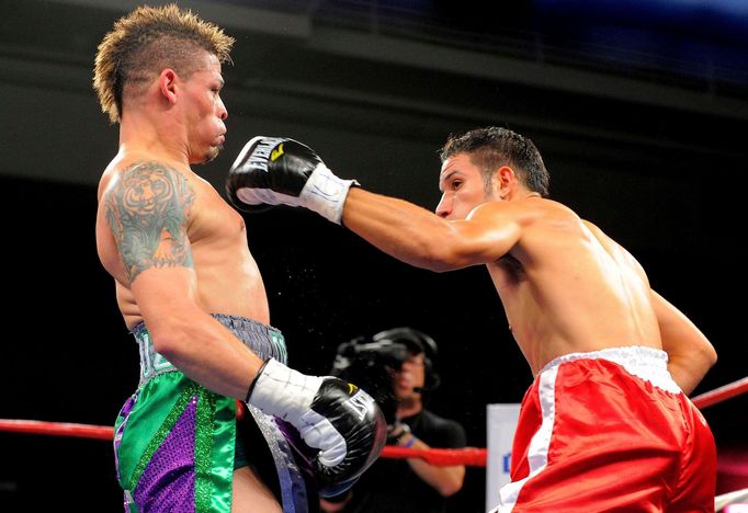 Portorický boxer Orlando Cruz v souboji s Mexičanem Jorge Pazosem během zápasu i mistra světa WBO NABO v muší váze.