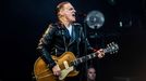 Bryan Adams při červnovém koncertu v dánském Odense.