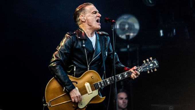 Kanadský rocker a profesionální fotograf Bryan Adams prodal přes 100 milionů nahrávek.