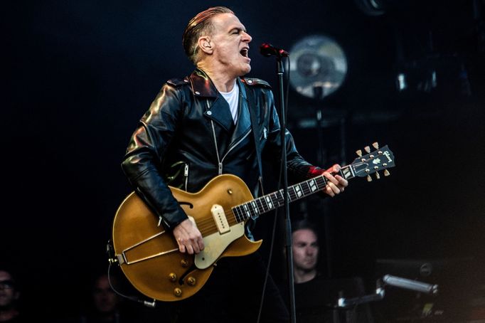 Bryan Adams při červnovém koncertu v dánském Odense.