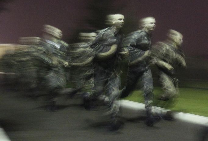 Recruits jog during their morning exercise at an infantry unit camp based in Kiev October 15, 2012. REUTERS/Gleb Garanich (UKRAINE - Tags: MILITARY TPX IMAGES OF THE DAY) Published: Říj. 15, 2012, 12:35 odp.