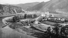 Historická fotografie zachycující výstavbu vodní nádrže Štěchovice, která probíhala mezi lety 1937 a 1944, navzdory válečným komplikacím.