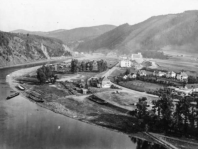 Historická fotografie zachycující výstavbu vodní nádrže Štěchovice, která probíhala mezi lety 1937 a 1944, navzdory válečným komplikacím.