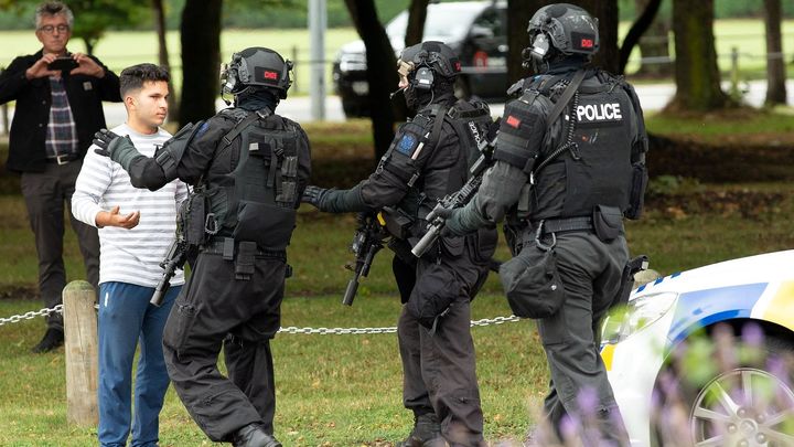 Muž střílející na Novém Zélandu, je obviněn z vraždy. Rodiny pohřbívají první oběti