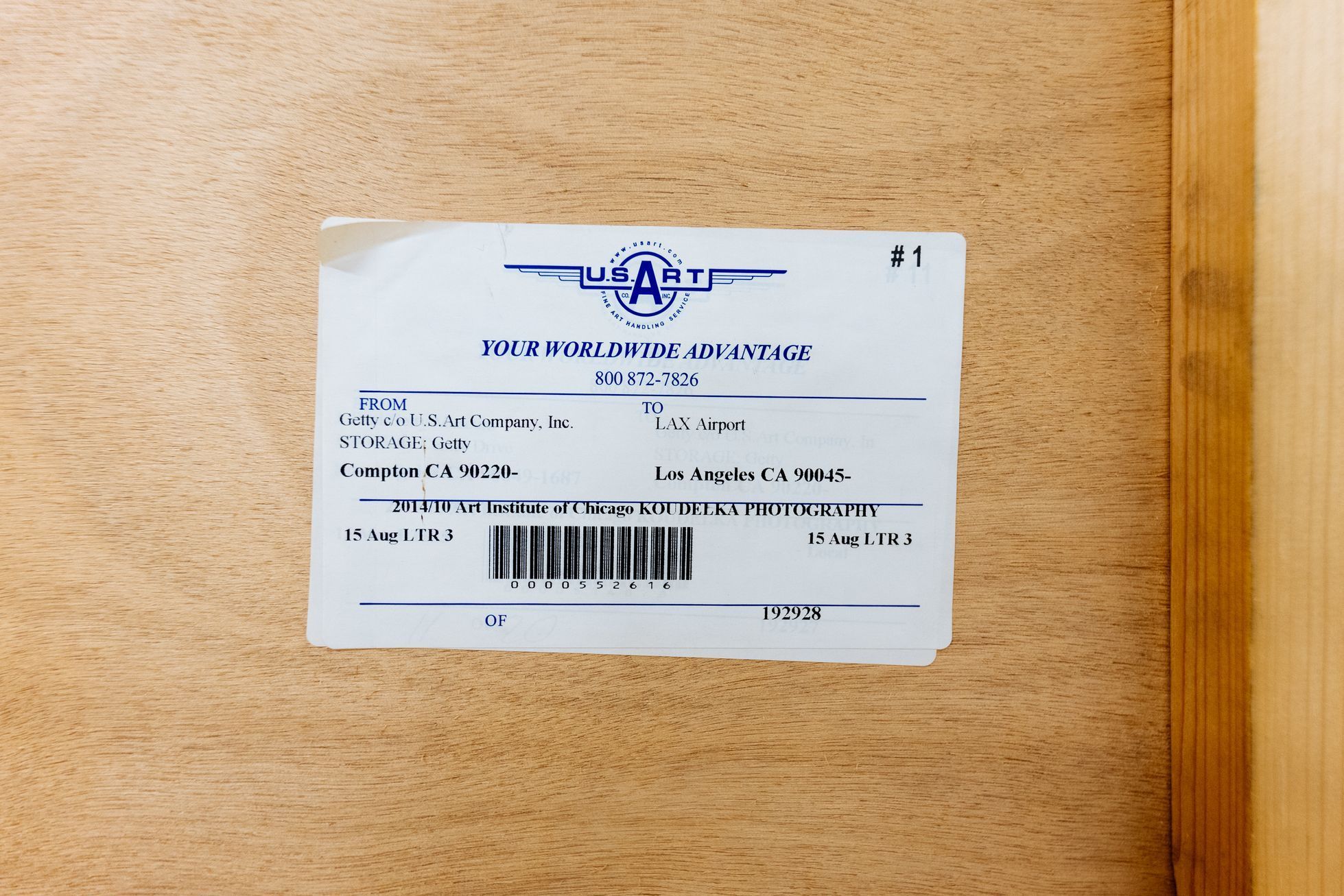 Fotografie Josefa Koudelky v depozitáři Uměleckoprůmyslového musea