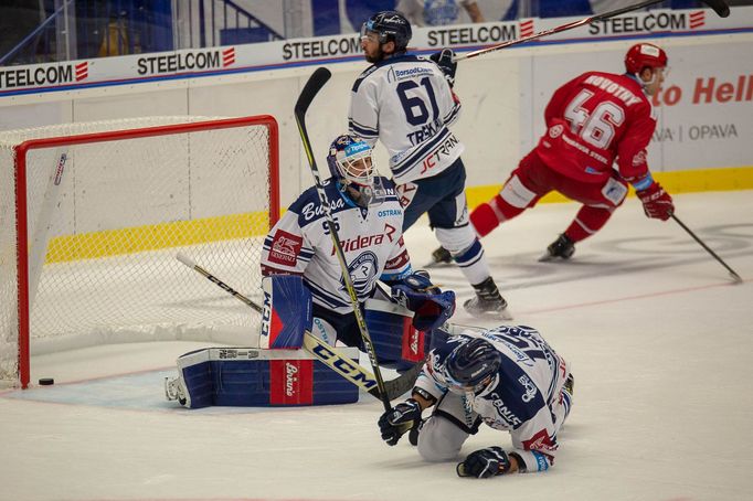 33. kolo hokejové Tipsport extraligy, Vítkovice - Třinec: Vítkovický brankář Miroslav Svoboda po inkasovaném gólu na 1:3.