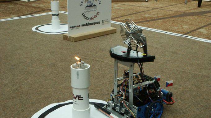 FOTO Tak bojuje studenty sestrojený robot s ohněm