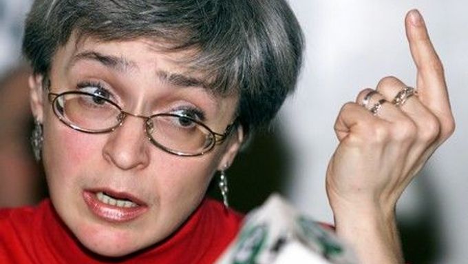 Anna Politkovská: hlasitá kritička války v Čečensku a prezidenta Putina. Zavražděna byla loni v říjnu.