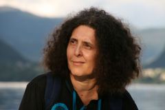 Líbající se princové i "tmavá Sněhurka". LGBTQ pohádky v Maďarsku prodávají ve fólii