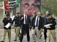 Tým Scotland Yardu prohledává za pomoci pákistánských kolegů místo atentátu.
