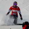 Eva Samková (v červeném) v závodě SP ve snowboardcrossu v Číně