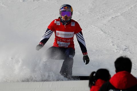 Eva Samková (v červeném) v závodě SP ve snowboardcrossu v Číně