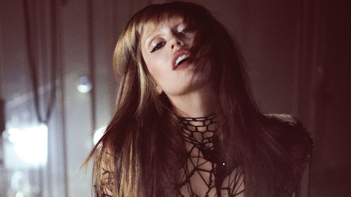 „Pojďme předstírat, že není konec světa,“ zpívá Cyrus. Její nové album je 2 v 1; Zdroj foto: Sony Music / Glen Luchford