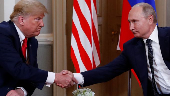 Silní si rozumějí, však bychom se už nějak dohodli... (Donald Trump a Vladimir Putin během jedno z prezidentských summitů.)