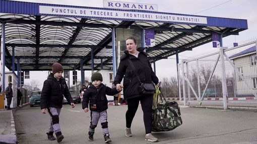 Ukrajinci utíkají před násilím do Rumunska. Země na ně nebude uplatňovat pandemická opatření.