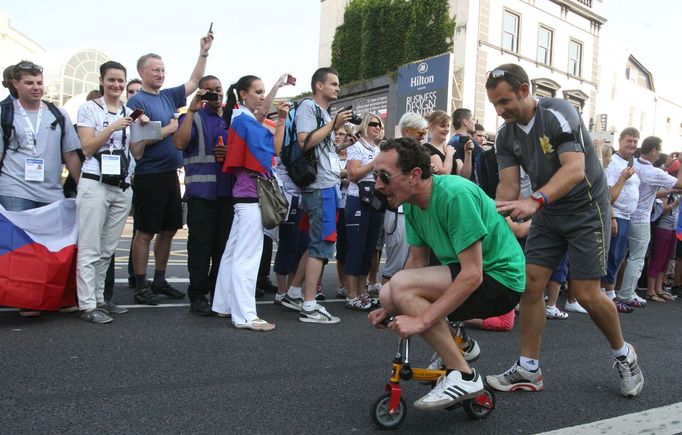 Olympijská štafeta v době probíhání kolem Českého domu den před Olympijskými hrami 2012.