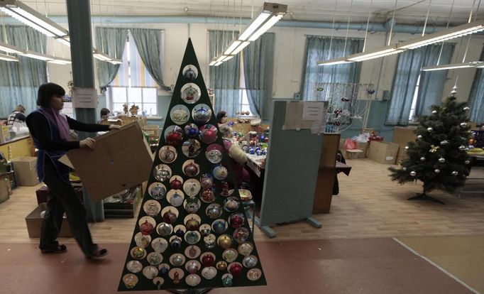 An employee walks past a display showing hand paint glass Christmas and New Year decorations at the "Biryusinka" toy factory in Russia's Siberian city of Krasnoyarsk November 27, 2012. The factory, founded in 1942, produces decorative glass spheres, which can be found on Christmas trees all over the country and in Moscow's Kremlin in particular, during the festive season. REUTERS/Ilya Naymushin (RUSSIA - Tags: SOCIETY) Published: Lis. 27, 2012, 4:27 odp.