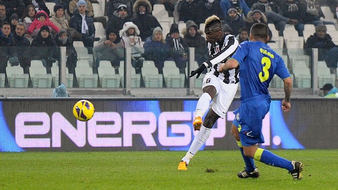 Juventus - Udinese (Paul Pogba střílí parádní branku)