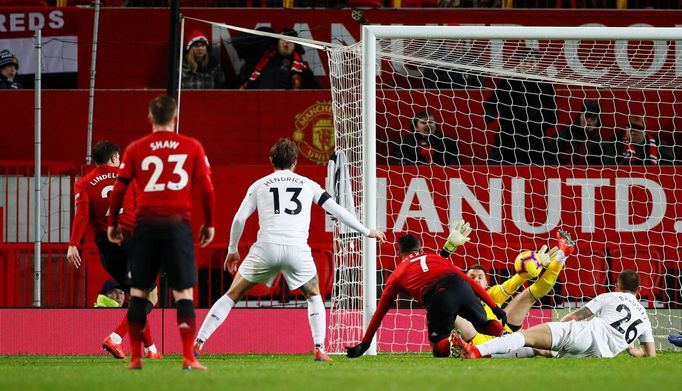 Victor Lindelöf z Manchesteru United dává gól v zápase s Burnley.